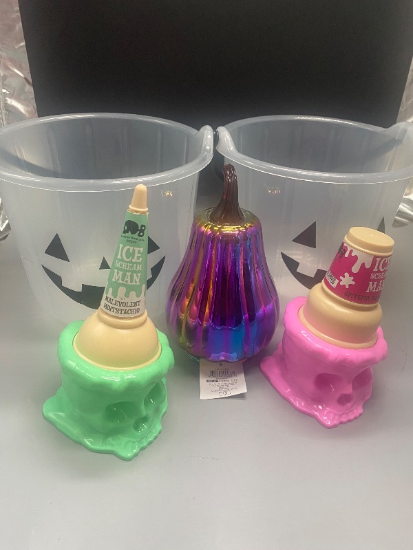 Photo 1 of Lot Of 5 Halloween Bundle (2 Pumpkin Buckets, 2 Ice Cream Holders & Squash Decor)