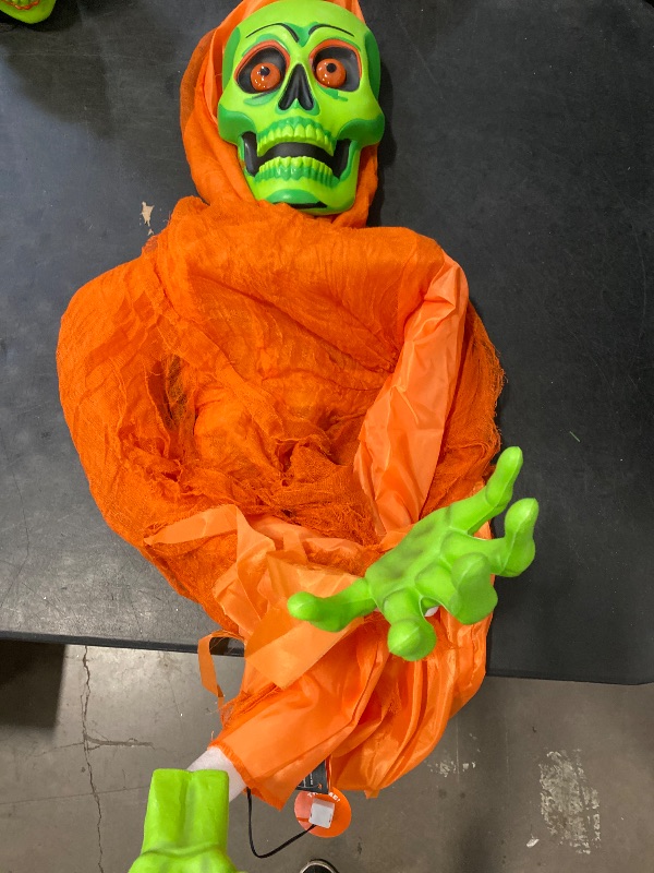 Photo 1 of Target Hanging Ghoul 21 In Light Sound Throwback Ghoul Halloween Prop Hyde & EEK
