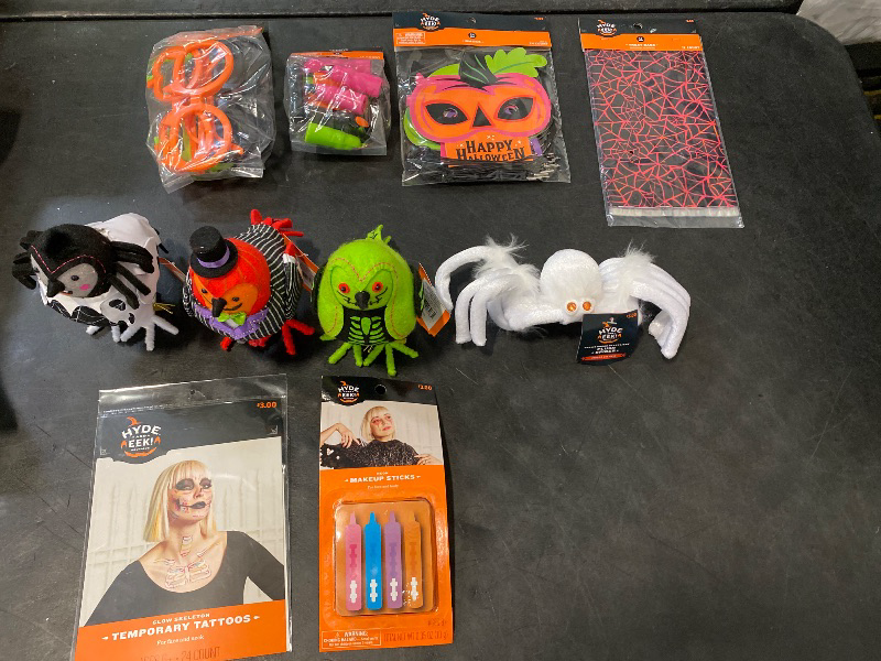 Photo 1 of 10 Halloween items/decor 