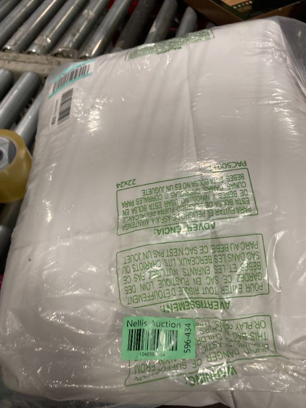 Photo 1 of ****NEEDS TO WASHED***   Bedsure Comforter Duvet Insert - Quilted Comforters Twin Size, All Season Duvet, GentleSoft Down Alternative Bedding, with 8 Tabs, Gifts for Women/Men, White, Twin 88 x 68 Inches