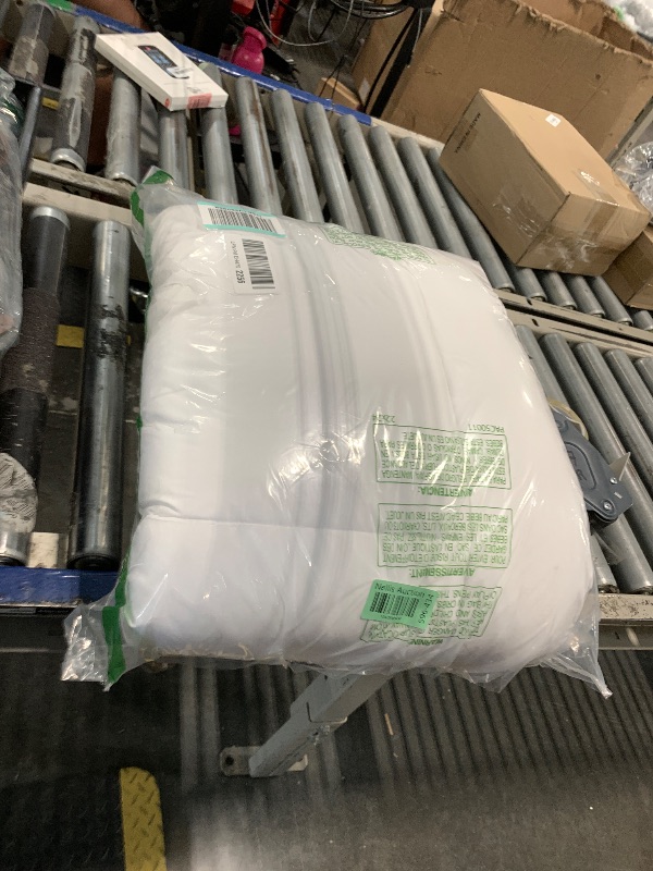 Photo 1 of ****NEEDS TO WASHED***   Bedsure Comforter Duvet Insert - Quilted Comforters Twin Size, All Season Duvet, GentleSoft Down Alternative Bedding, with 8 Tabs, Gifts for Women/Men, White, Twin 88 x 68 Inches