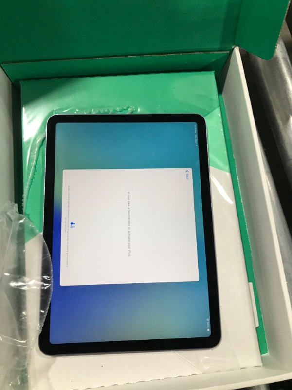 Photo 1 of Apple iPad Air 5th Gen. (10.9-inch, Wi-Fi, 256GB) 2022 - Purple (Renewed Premium)
