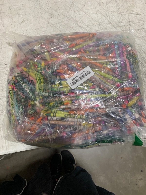Photo 1 of Crayola Bulk Crayon Classpack - 800ct (16 Colors), Back to School Supplies, Kids Crayons, Teacher Classroom Must Haves, 3+