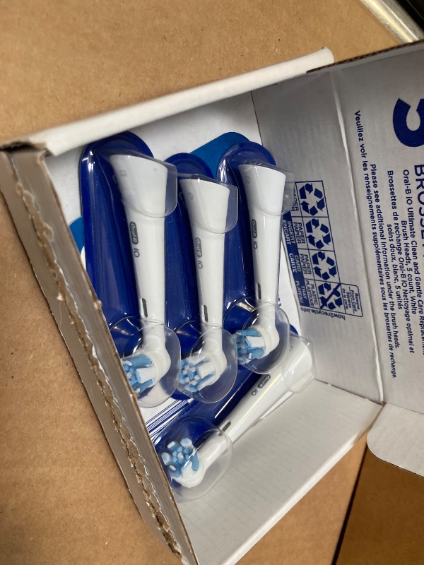 Photo 1 of 4pcs only---Oral-B iO Ultimate Clean Replacement Brush Heads 4 Ultimate Clean + 1 Gum & Sensitive White