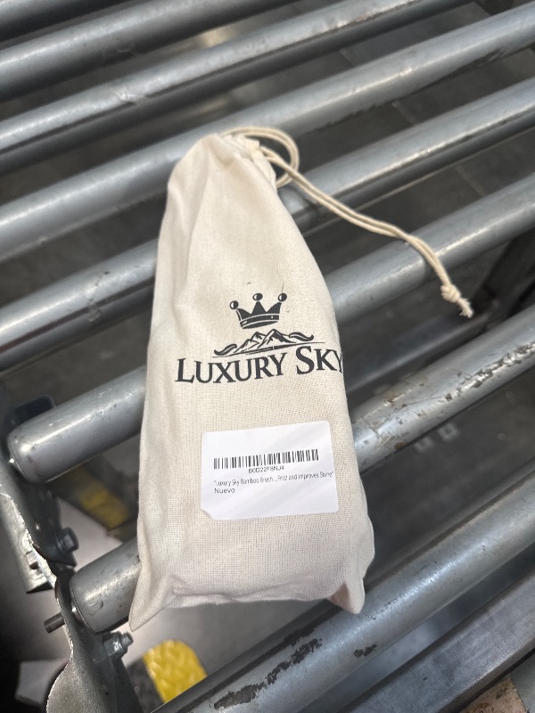 Photo 1 of "Luxury Sky BAMBOO HAIR BRUSH - Anti-Frizz, Soft and Natural Bristles, Eco-Friendly and Detangling, Massages the Scalp, Ideal for All Hair Types, Reduces Frizz and Improves Shine.