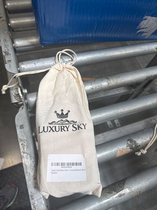 Photo 1 of "Luxury Sky BAMBOO HAIR BRUSH - Anti-Frizz, Soft and Natural Bristles, Eco-Friendly and Detangling, Massages the Scalp, Ideal for All Hair Types, Reduces Frizz and Improves Shine.