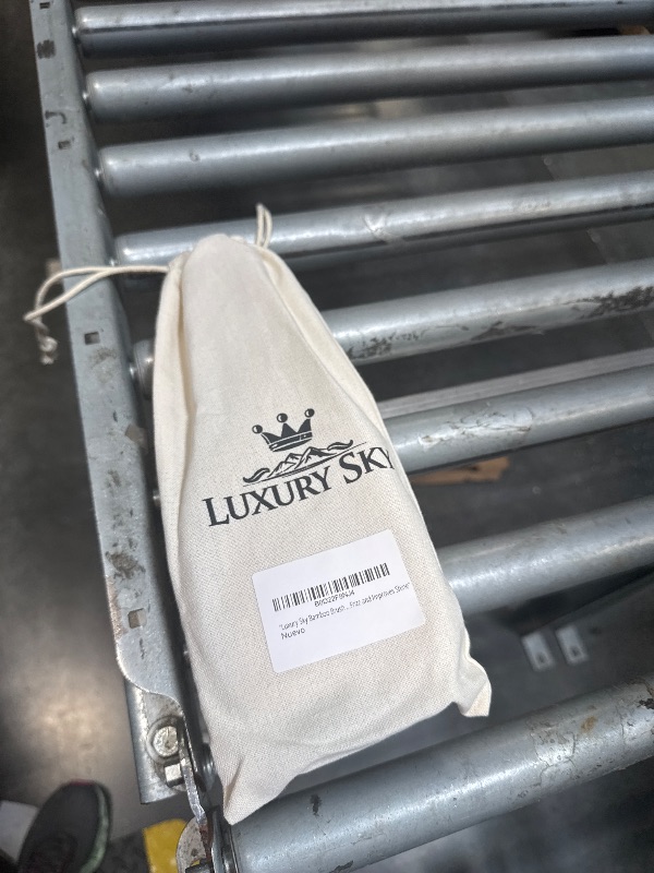 Photo 1 of "Luxury Sky BAMBOO HAIR BRUSH - Anti-Frizz, Soft and Natural Bristles, Eco-Friendly and Detangling, Massages the Scalp, Ideal for All Hair Types, Reduces Frizz and Improves Shine.