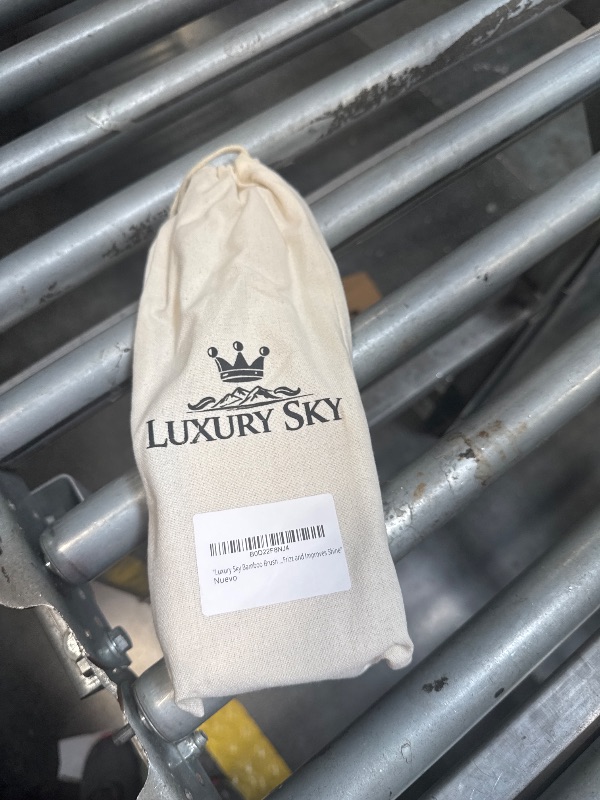 Photo 1 of "Luxury Sky BAMBOO HAIR BRUSH - Anti-Frizz, Soft and Natural Bristles, Eco-Friendly and Detangling, Massages the Scalp, Ideal for All Hair Types, Reduces Frizz and Improves Shine.