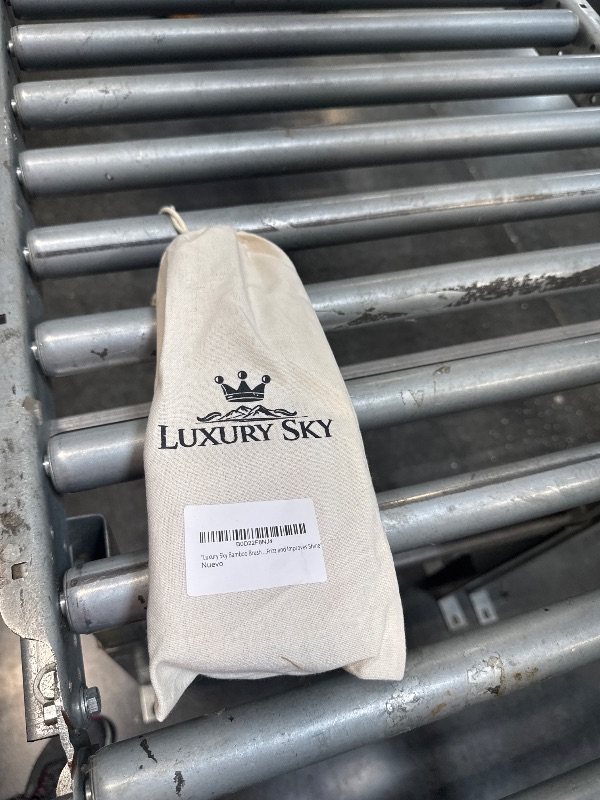 Photo 1 of "Luxury Sky BAMBOO HAIR BRUSH - Anti-Frizz, Soft and Natural Bristles, Eco-Friendly and Detangling, Massages the Scalp, Ideal for All Hair Types, Reduces Frizz and Improves Shine.