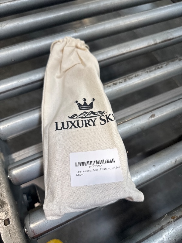 Photo 1 of "Luxury Sky BAMBOO HAIR BRUSH - Anti-Frizz, Soft and Natural Bristles, Eco-Friendly and Detangling, Massages the Scalp, Ideal for All Hair Types, Reduces Frizz and Improves Shine.