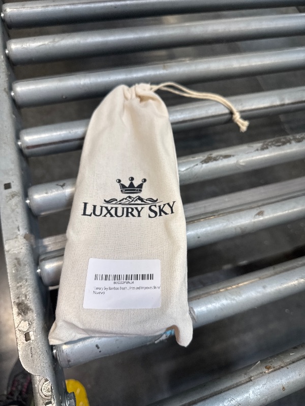 Photo 1 of "Luxury Sky BAMBOO HAIR BRUSH - Anti-Frizz, Soft and Natural Bristles, Eco-Friendly and Detangling, Massages the Scalp, Ideal for All Hair Types, Reduces Frizz and Improves Shine.