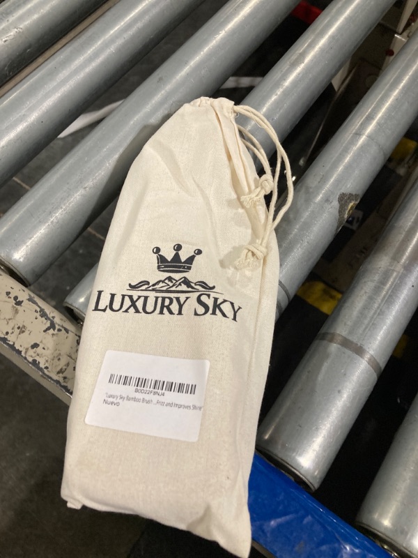 Photo 1 of "Luxury Sky BAMBOO HAIR BRUSH - Anti-Frizz, Soft and Natural Bristles, Eco-Friendly and Detangling, Massages the Scalp, Ideal for All Hair Types, Reduces Frizz and Improves Shine.