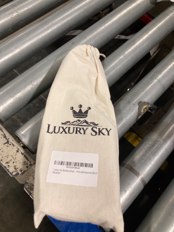 Photo 1 of "Luxury Sky BAMBOO HAIR BRUSH - Anti-Frizz, Soft and Natural Bristles, Eco-Friendly and Detangling, Massages the Scalp, Ideal for All Hair Types, Reduces Frizz and Improves Shine.