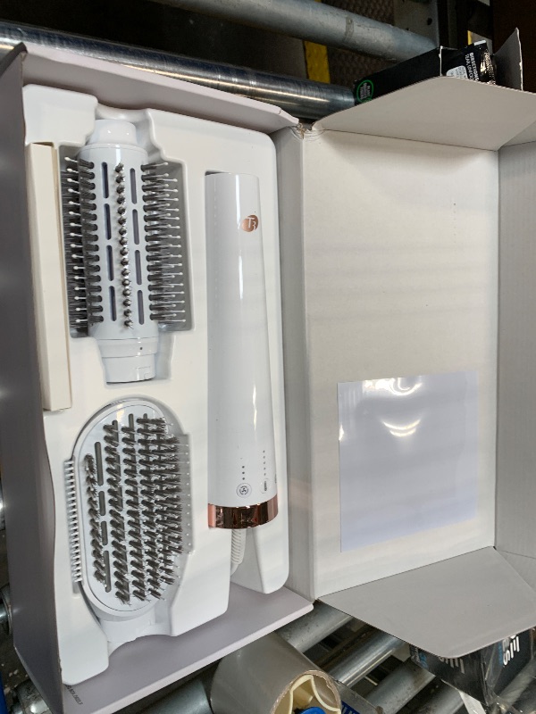 Photo 1 of "T3 AireBrush Duo Interchangeable Hot Air Blow Dry Brush with Two Attachments ? Includes 15 Heat and Speed Combinations, T3 IonFlow Technology, Volume Booster Switch, Lock-in Cool Shot"