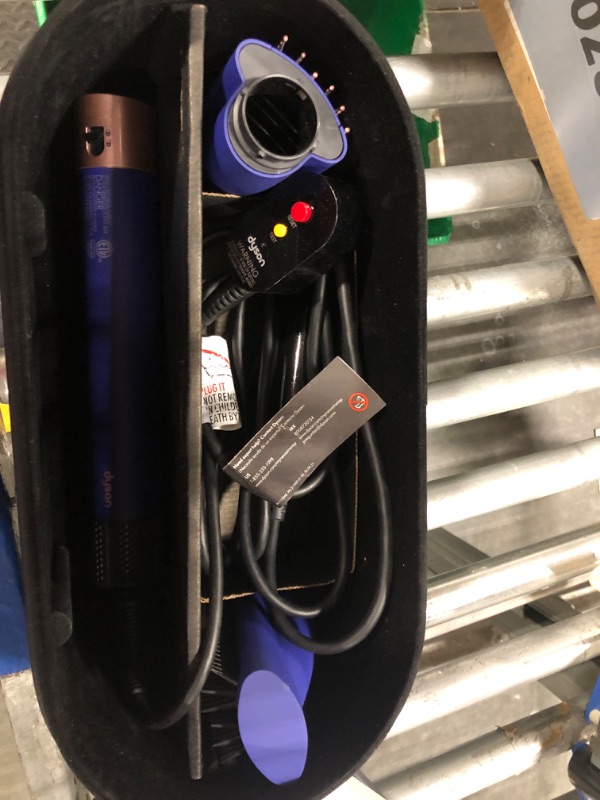 Photo 1 of *dirty*
Dyson Airwrap i.d.™ multi-styler and dryer Straight+Wavy (Vinca Blue/Topaz) $599.99
