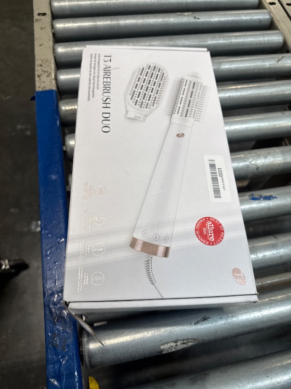 Photo 1 of "T3 AireBrush Duo Interchangeable Hot Air Blow Dry Brush with Two Attachments ? Includes 15 Heat and Speed Combinations, T3 IonFlow Technology, Volume Booster Switch, Lock-in Cool Shot"
