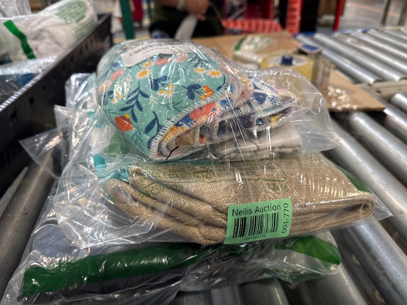 Photo 1 of ***BUNDLED BAG OF  ***
***AS IS / NO RETURNS -  FINAL SALE***
different articles
