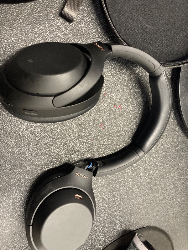 Photo 1 of **The right headphone side has detached, could be fixed. See pictures. **

Sony WH-1000XM4 Wireless Noise Canceling Overhead Headphones with Mic for Phone-Call, Voice Control, Black, with USB Wall Adapter and Microfiber Cleaning Cloth - Bundle