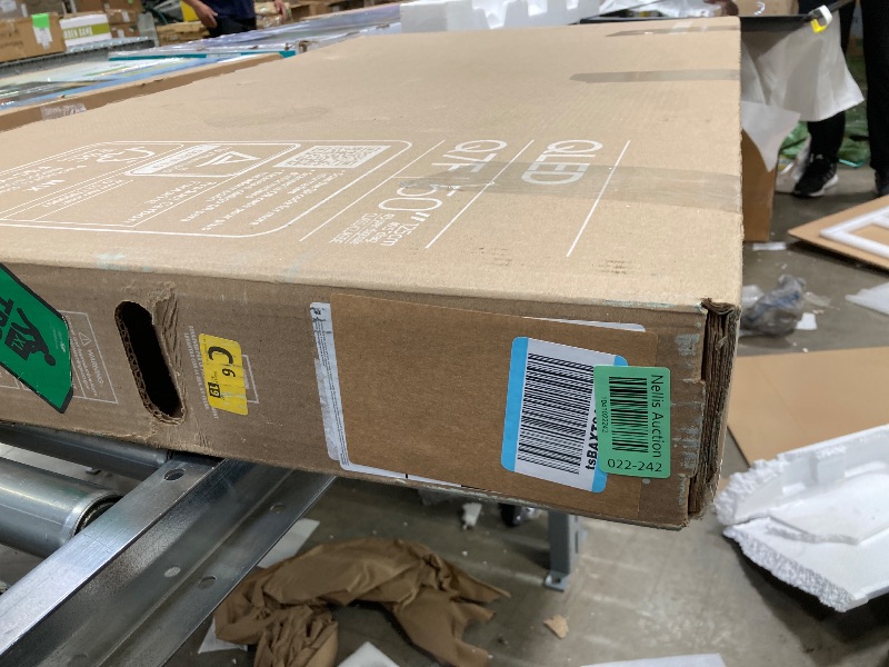 Photo 1 of ****broken **only parts   Samsung 50-Inch Class QLED Q7F Series Samsung Vision AI Smart TV (2025 Model, 50Q7F) Quantum HDR, Object Tracking Sound Lite, Q4 AI Gen1 Processor, 4K upscaling, Gaming Hub, Alexa Built-in