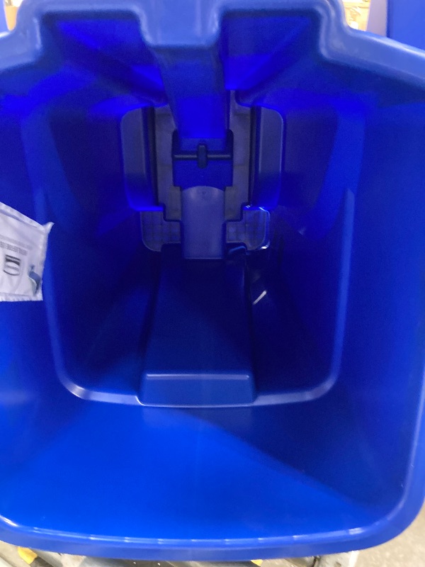 Photo 1 of ***broken **Rubbermaid Commercial Products BRUTE Rollout Heavy-Duty Wheeled Trash/Garbage Can, 32-Gallon, Blue, for Restaurants/Hospitals/Offices/Warehouses/Garage