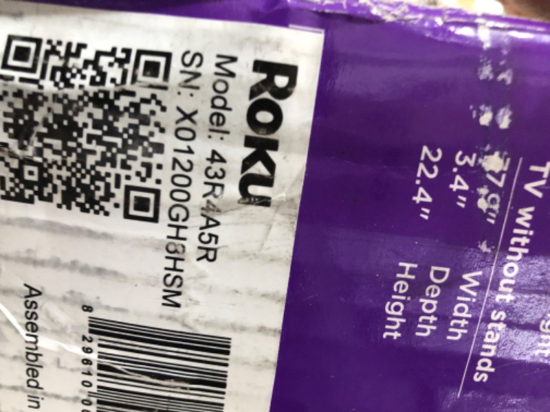 Photo 1 of ** BROKEN SCREEN ** Roku Smart TV – 43-Inch Select Series 4K HDR RokuTV with Roku Enhanced Voice Remote, Brilliant 4K Picture, Automatic Brightness, & Seamless Streaming – Live Local News, Sports, Family Entertainment
