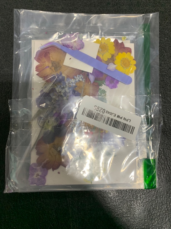 Photo 1 of 72PCS Dried pressed flowers for crafts Beautiful natural dried flowers real pressed flowers Suitable for resin crafts, scrapbooking, epoxy molds, DIY coasters,handmade jewelry, greeting cards, candles