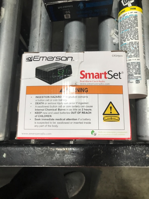 Photo 1 of Emerson SmartSet Dual Alarm Clock Radio with AM/FM Radio, Dimmer, Sleep Timer and .9" LED Display, CKS1900