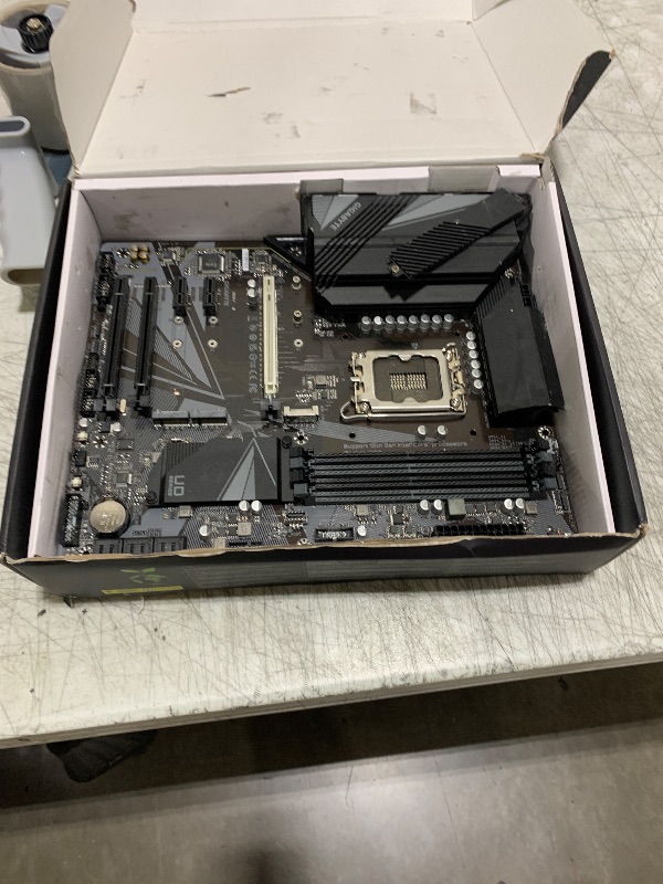 Photo 1 of GIGABYTE Z690 UD AX DDR4 (LGA 1700/ Intel Z690/ ATX/ DDR4/ Triple M.2/ PCIe 5.0/ USB 3.2 Gen2X2/ Type-C/WiFi 6/2.5GbE LAN/Motherboard)