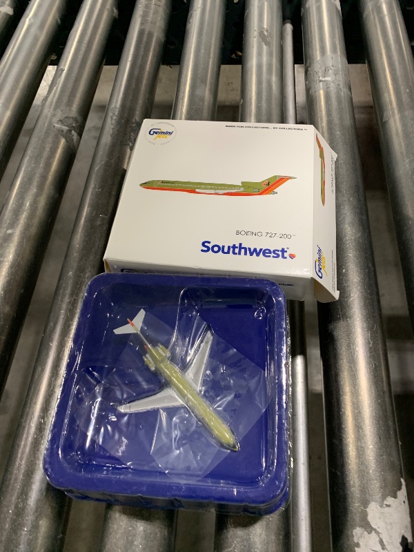 Photo 1 of GeminiJets GJSWA2216 Southwest Airlines Boeing 727-200; Scale 1:400