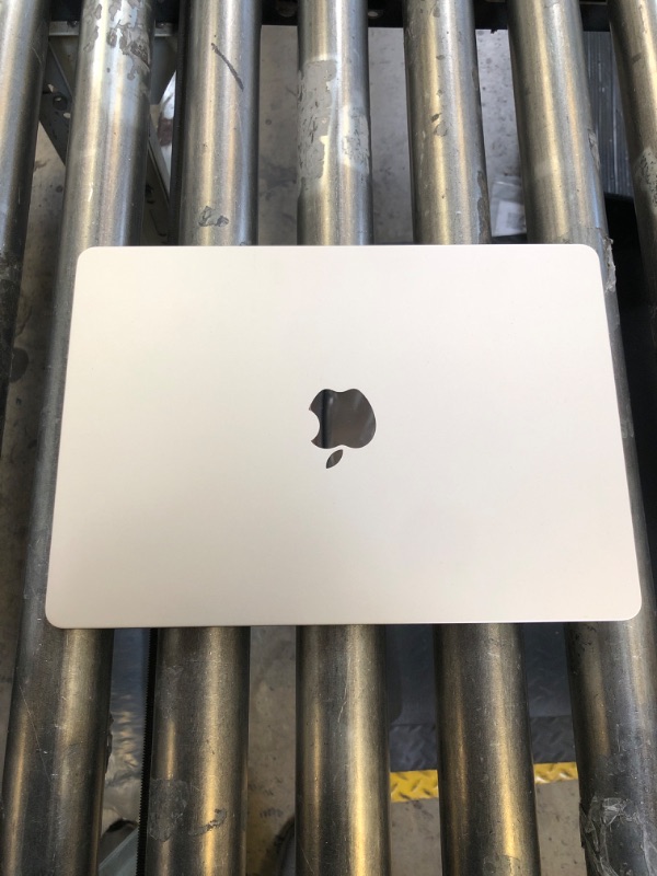 Photo 3 of LAPTOP DOES NOT TURN ON AND CHARGER DOES NOT WORK, SELLING FOR PARTS ***** Apple 2022 MacBook Air M2 Chip (13-inch, 8GB RAM, 256GB SSD Storage) (QWERTY English) Starlight (Renewed Premium)