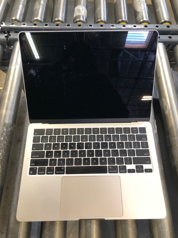 Photo 4 of LAPTOP DOES NOT TURN ON AND CHARGER DOES NOT WORK, SELLING FOR PARTS ***** Apple 2022 MacBook Air M2 Chip (13-inch, 8GB RAM, 256GB SSD Storage) (QWERTY English) Starlight (Renewed Premium)