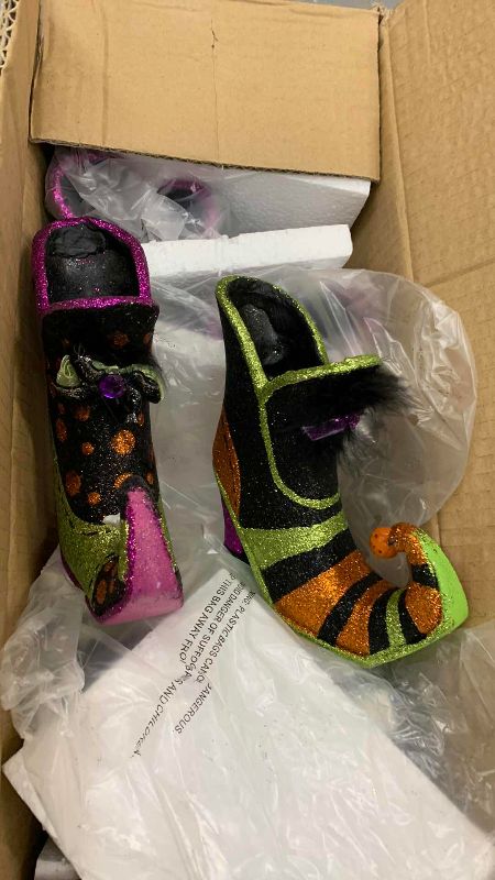 Photo 1 of BOX OF 8 HALLOWEEN WITCHES RESIN 6” SHOES