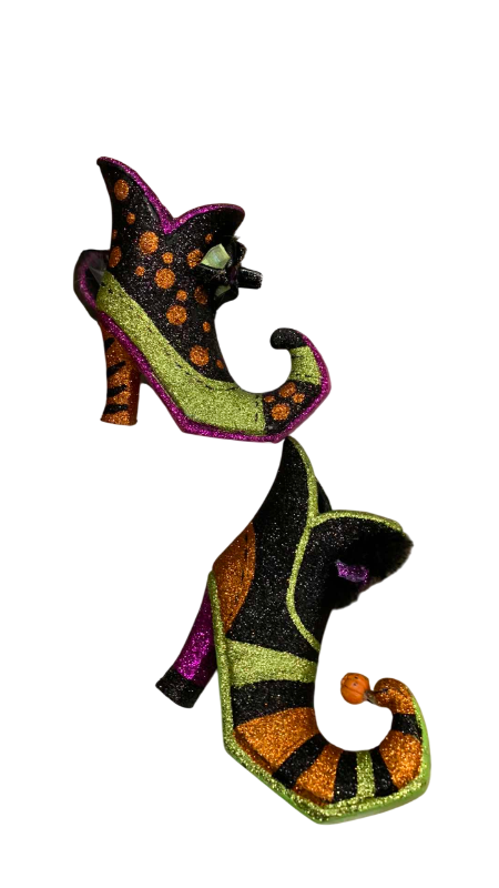 Photo 1 of BOX OF 8 HALLOWEEN WITCHES RESIN 6” SHOES