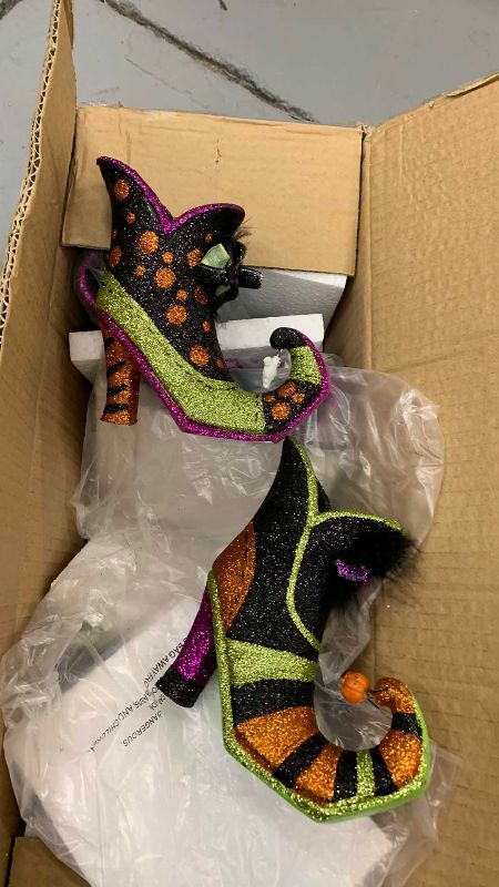 Photo 1 of BOX OF 8 HALLOWEEN WITCHES RESIN 6” SHOES