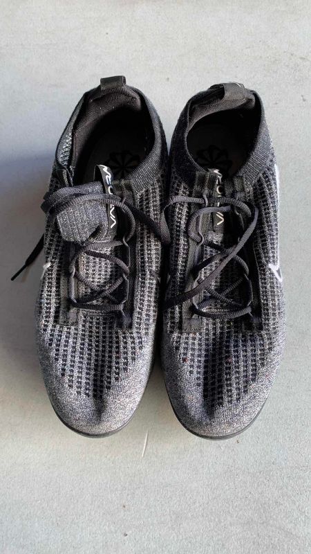 Photo 1 of MENS NIKE VAPORMAX RUNNING SHOE SIZE 10