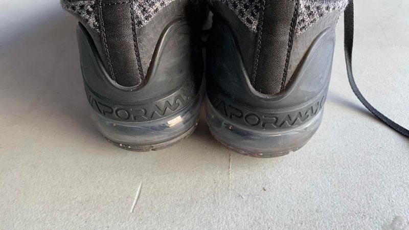 Photo 1 of MENS NIKE VAPORMAX RUNNING SHOE SIZE 10