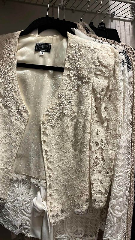 Photo 1 of LONG LACE SHAWLS SIZE M