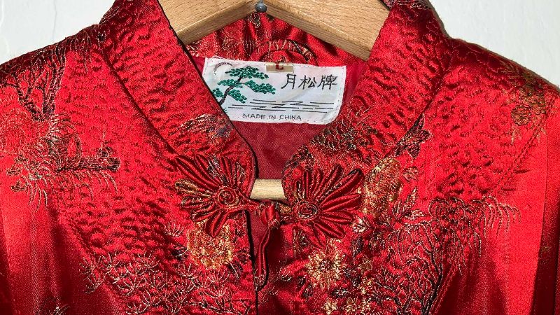 Photo 1 of VINTAGE SILK ORIENTAL KIMONO ROBE SIZE L