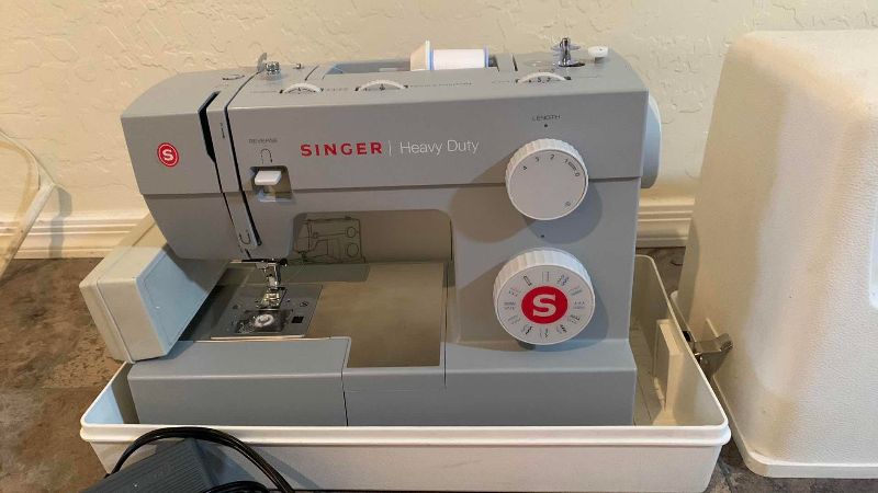 Photo 1 of VINTAGE SINGER HEAVY DUTY SEWING MACHINE 4423