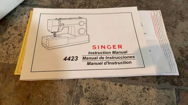 Photo 1 of VINTAGE SINGER HEAVY DUTY SEWING MACHINE 4423
