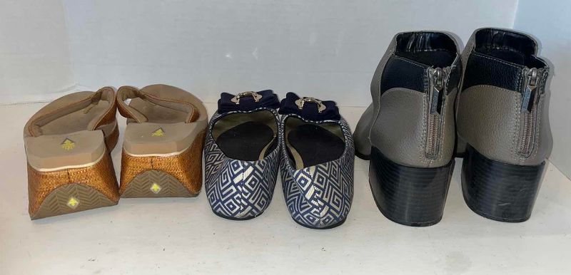 Photo 1 of 3-CASUAL EVERYDAY SHOES SIZE 7