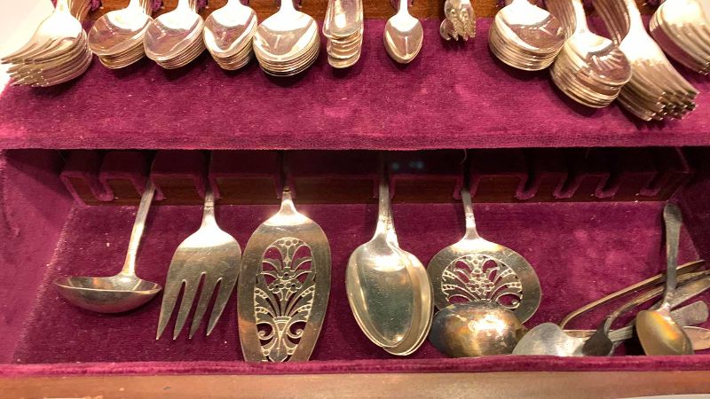 Photo 1 of 1847 ROGERS BROTHERS SILVER-PLATE WITH NO.39 DECORATOR CHEST 116 PIECES