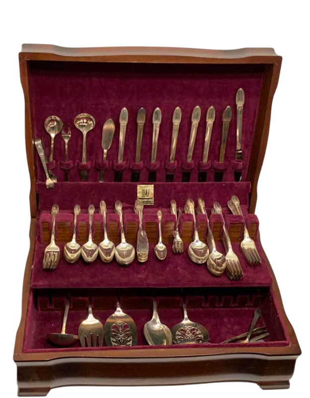 Photo 1 of 1847 ROGERS BROTHERS SILVER-PLATE WITH NO.39 DECORATOR CHEST 116 PIECES