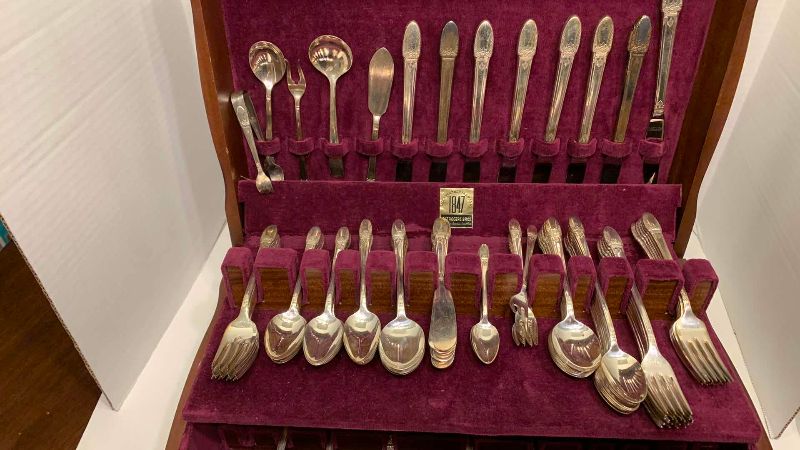 Photo 1 of 1847 ROGERS BROTHERS SILVER-PLATE WITH NO.39 DECORATOR CHEST 116 PIECES