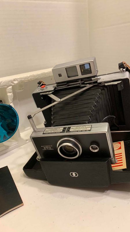 Photo 1 of VINTAGE POLAROID MIDEL 250 LAND CAMERA AND FLASH