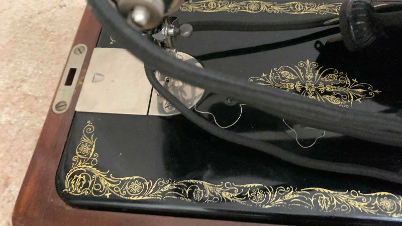 Photo 1 of ANTIQUE SINGER SEWING MACHINE WITH CASE