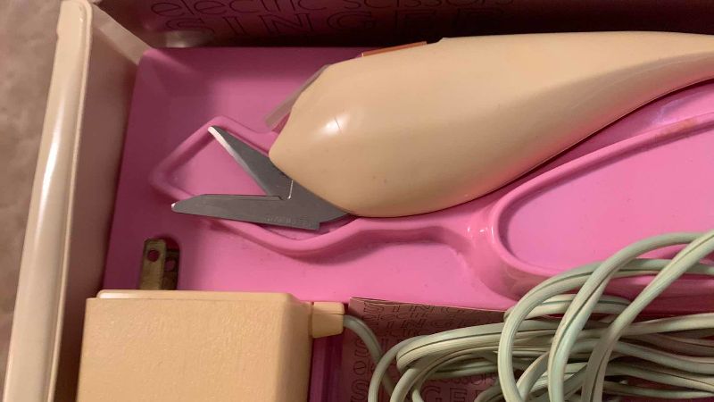 Photo 1 of VINTAGE SINGER ELECTRIC SCISSORS