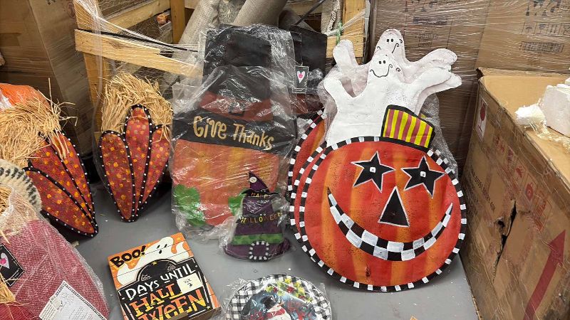 Photo 1 of MISCELLANEOUS HALLOWEEN HOLIDAY DECOR