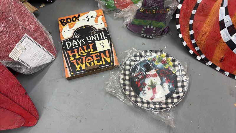 Photo 1 of MISCELLANEOUS HALLOWEEN HOLIDAY DECOR