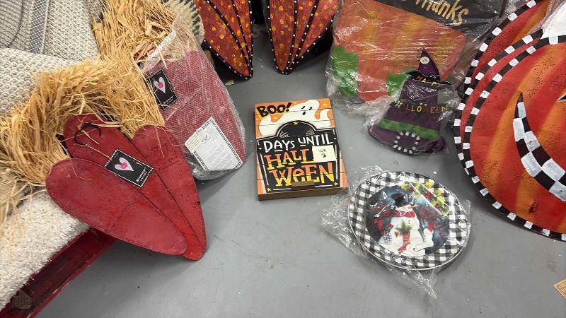 Photo 1 of MISCELLANEOUS HALLOWEEN HOLIDAY DECOR